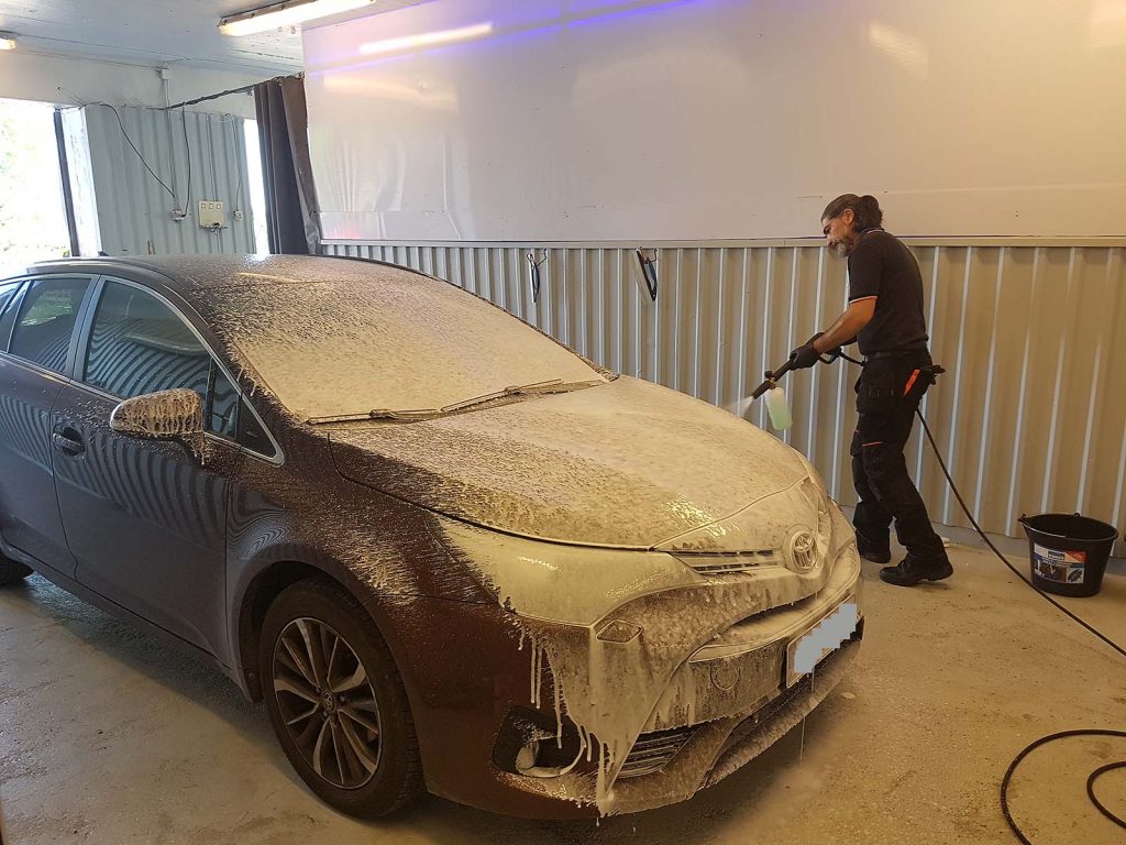 Uusi autopesula Lohjan asemalle Uusi autopesula Lohjan asemalle