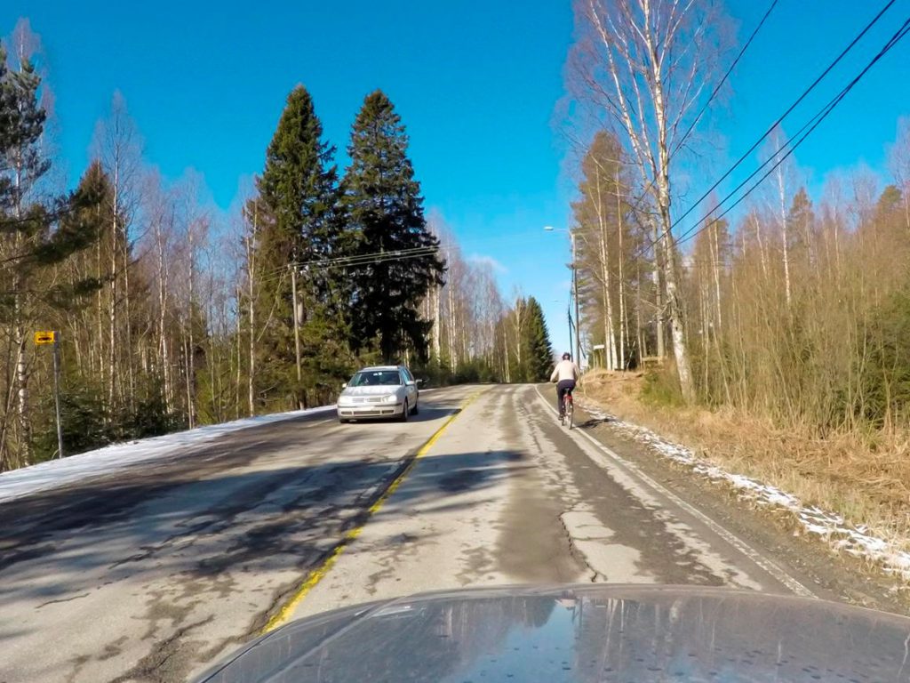 Vain turvallisesti pyöräilijän ohi Vain turvallisesti pyöräilijän ohi