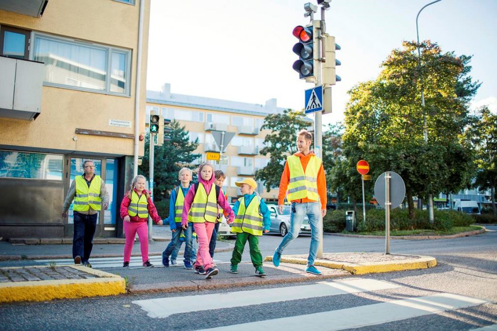 Yhdeksän kymmenestä kävelijästä pysähtyy punaisiin Yhdeksän kymmenestä kävelijästä pysähtyy punaisiin