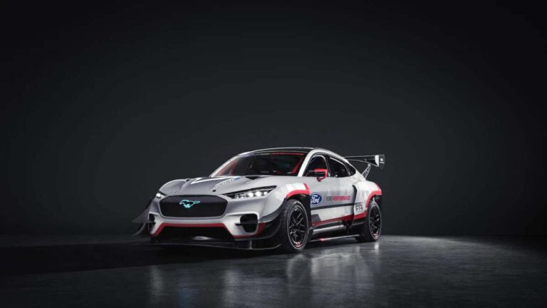 Ford Performancen ja RTR:n täyssähköinen Mustang Mach-E 1400 prototyyppi vie kilpa-ajon ja driftingin uudelle tasolle