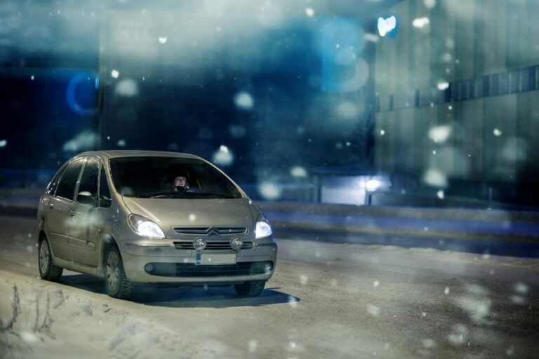 Varaudu mustaan jäähän autoillessa