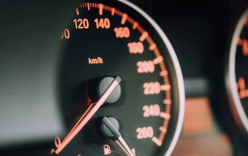 Viehätys nopeita autoja kohtaan — mistä se kumpuaa?