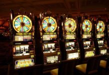 Netin kolikkopelivariaatiot: mitkä ovat keskeisimmät piirteet, jotka erottavat ne toisistaan? Netin kolikkopelivariaatiot: mitkä ovat keskeisimmät piirteet, jotka erottavat ne toisistaan? Netissä on nykyään todella paljon vaihtoehtoja, mitä tulee kolikkopeleihin. Näiden pelien kehitys on ollut todella vauhdikasta ja olemme nähneet erilaisia versioita kolikkopeleistä. Tässä artikkelissa luodaan katsaus siihen, että mikä erottaa nämä pelit toisistaan. insert image - https://pixabay.com/photos/slot-machine-one-armed-bandit-money-4926/ Nettikasinot yleistyvät vauhdilla Ennen vanhaan ihmisten oli suunnattava kivijalkakasinolle, kioskeihin tai vaikka risteilylaivoille, mikäli he halusivat pelata kolikkopelejä. Internet muutti kuitenkin kaiken ja erittäin nopeasti. Viimeisen kolmen kymmen vuoden aikana olemme nähneet, miten lukemattomat eri verkossa toimivat casinot ovat tulleet markkinoille. Internetin kehityksen ansiosta nettikasinot ovat yhä useamman ihmisen saatavilla ja samaan aikaan pelikokemus on tullut entistä autenttisemmaksi. Tämän ovat mahdollistaneet tehokkaat tietokoneet ja älypuhelimet, kuten iphone 14, joka hyödyntää tehokasta A16 Bionic -suoritinta. sekä parantunut ja levinnyt internet: nämä tekijät takaavat sujuvan nettikasinokokemuksen. Tämä on tarkoittanut myös nettikasinoiden määrän kasvua ja samalla niiden kilpailu on kiristynyt. Pelisivujen on erotuttava toisistaan Kiristynyt kilpailu on johtanut siihen, että eri nettikasinoiden on erotuttava toisistaan, jotta ne saavat houkuteltua pelaajia sivuilleen. Olemme nähneet erilaisia live casinoita, mobiilikasinoita, erilaisia designeja nettisivuilla ja niin edelleen. Tämä on heijastunut myös netin kolikkopeleihin, jotka ovatkin erittäin suosittuja pelejä nettikasinoilla. Nykyään on tarjolla hyvin erilaisia kolikkopelejä ja luomme seuraavassa katsauksen tapoihin, joilla kolikkopelit eroavat toisistaan. Mitä ovat kolikkopelit? Alkuun on kuitenkin hyvä luoda katsaus siihen, että mitä ovat kolikkopelit. Kyseessä on nettikasinoiden suurin pelityyppi ja tästä syystä se on niin tärkeä. Ideana kolikkopelit eivät ole mitenkään uusi, vaan ne ovat olleet olemassa eri muodossa jo pitkään. Esimerkkejä tästä ovat vaikkapa legendaariset hedelmäpelit ja pokerikoneet. Nettikasinoiden kolikkopelit ovat periaatteessa sama asia, kyseessä ovat pelit, joissa vilkkuvat peli-ikonit ja rullat pyörivät. Tuttu ja turvallinen idea on siis saanut virtuaalisen muodon. Kolikkopeleissä menestyminen perustuu sattumanvaraisuuteen, joten niiden pelaamiseen ei tarvita perusteellista tietämystä esimerkiksi pokerista. Millaisia erilaisia kolikkopelejä on? Nyt on aika siirtyä itse aiheeseen ja luoda katsaus siihen, miten eri kolikkopelit eroavat toisistaan. Tarjolla on monia erityyppisiä kolikkopelejä, joten jokainen löytää varmasti niistä oman suosikkinsa. Kolikkopelejä voi löytää esimerkiksi aihealueittain: ne voivat sijoittua vaikka elokuvien tai autojen maailmaan. Ensimmäisenä nostamme esille videokolikkopelit. Näitä löytyykin eniten kolikkopelivalikoimasta. Pelit ovat simppeleitä ja voitto tulee tilille, kun samanlaiset symbolit napsahtavat paikalleen voittolinjalle. Kyseessä on siis kolikkopelien klassikko. Peruspelin lisäksi suurin osa videokolikkopeleistä sisältää jonkinlaisia bonustoimintoja, kuten mm. Wild- js Scatter-symboleja. Klassiset kolikkopelit Nämä klassiset kolikkopelit ovat yksinkertaisempia, sekä myös vaatimattomampia, kun vertaamme niitä videokolikkopeleihin. Näissä klassisissa kolikkopeleissä on useimmiten kolme rullaa ja matkivat usein tosielämän hedelmäpelejä: niiden rullissa pyörii tuttuja ja turvallisia hedelmäsymboleja sekä BAR-symboleja että seiskoja. Näissä peleissä ei välttämättä ole tarjolla bonustoimintoja, vaan pelaaja pääsee pelaamaan peruspeliä. Nämä pelit onkin suunnattu niille, jotka haluavat kokea nostalgista pelaamista verkossa. Jättipottipelit eli jackpot-pelit Jättipottipelit tai jackpot-pelit ovat niitä pelejä, jotka tarjoavat isoimmat voittomahdollisuudet pelaajille – se erottaa ne muista kolikkopeleistä. Näiden pelien sisällä jako menee karkeasti kahtia: progressiivisiin ja kiinteisiin jättipotteihin. Kiinteiden jättipottien nimestä voi päätellä pelin idean: tarjolla on ennalta määrätty ja kiinteä voittopotti. Progressiivinen potti taas tarkoittaa sitä, että potti kasvaa aina pelaajan panostuksen jälkeen. Ominaisuuksien mukaan luokiteltavat kolikkopelit Tekniikan kehittyminen näkyy myös kolikkopeleissä, sillä nettiin ilmestyy kolikkopelejä, jotka sisältävät erilaisia innovatiivisia ominaisuuksia. Nämä ovat oma lukunsa ja voimme mainita tässä yhteydessä yleisimmät versiot näistä, joita ovat ruudukkoa käyttävät pelit sekä monilinjaiset kolikkopelit.