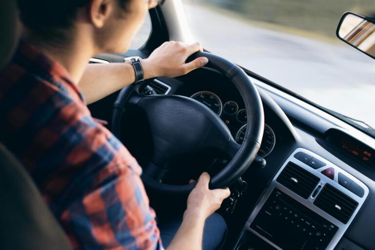 Adrenaliinin Sytyttäminen: Äänen Rooli Ajamisessa ja Digitaalisissa Kokemuksissa